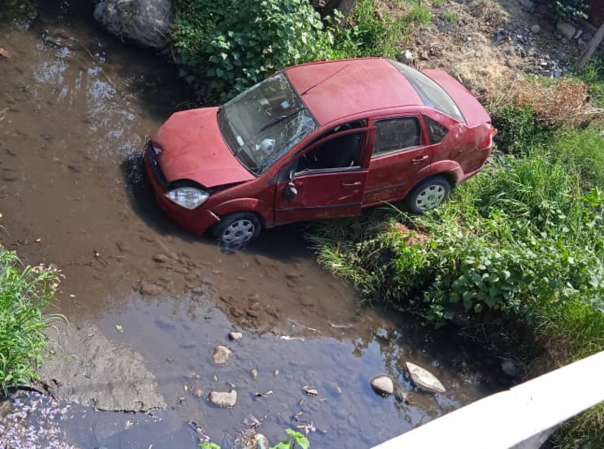 Por ebrio y distraído cae a la barranca 