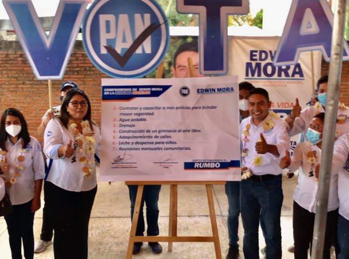 Edwin Mora firma compromisos en la Soledad Morelos 