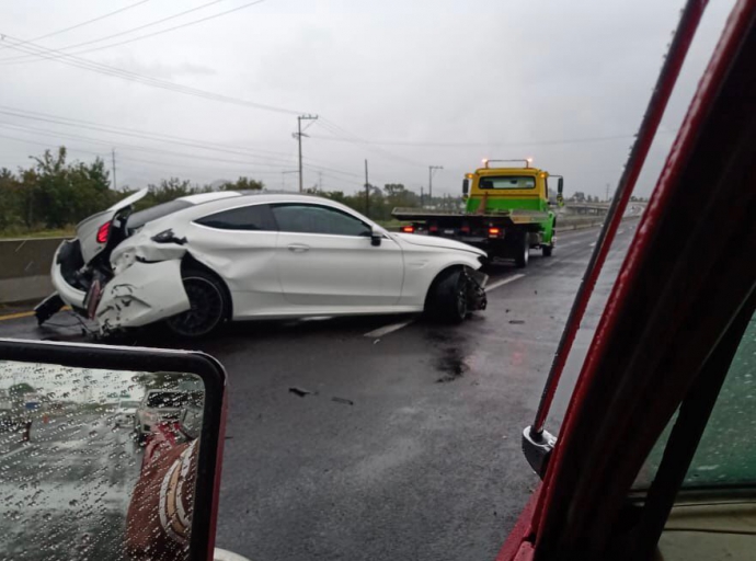 Deja su Mercedes en plena carretera y se da a la fuga