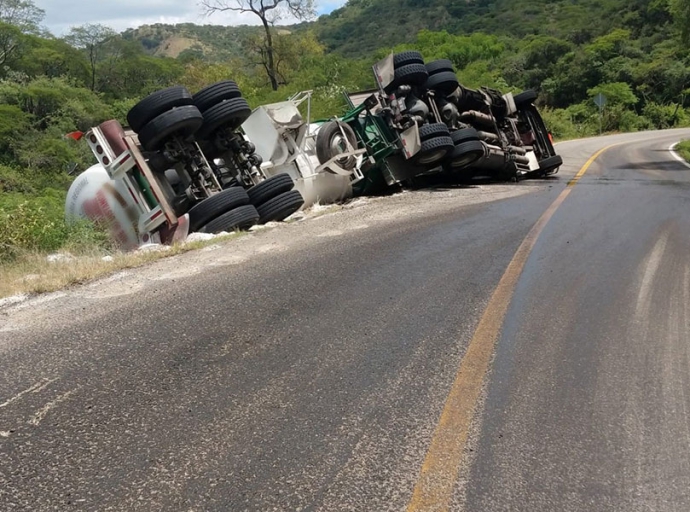 Cierran carretera Acatlán de Osorio por accidente 