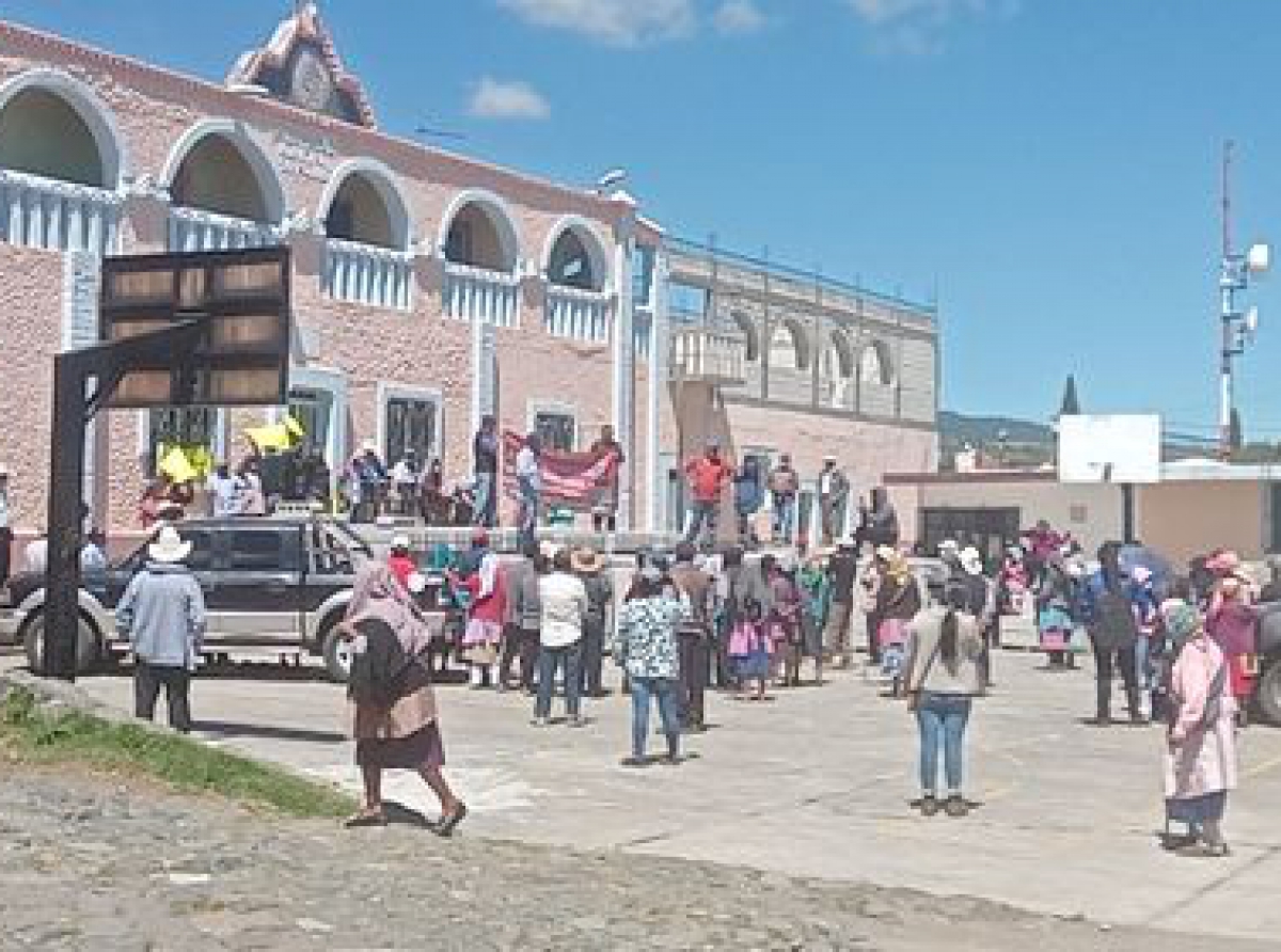 Habitantes de San Pedro Benito Juárez se manifiestan contra párroco de la iglesia por anomalías 