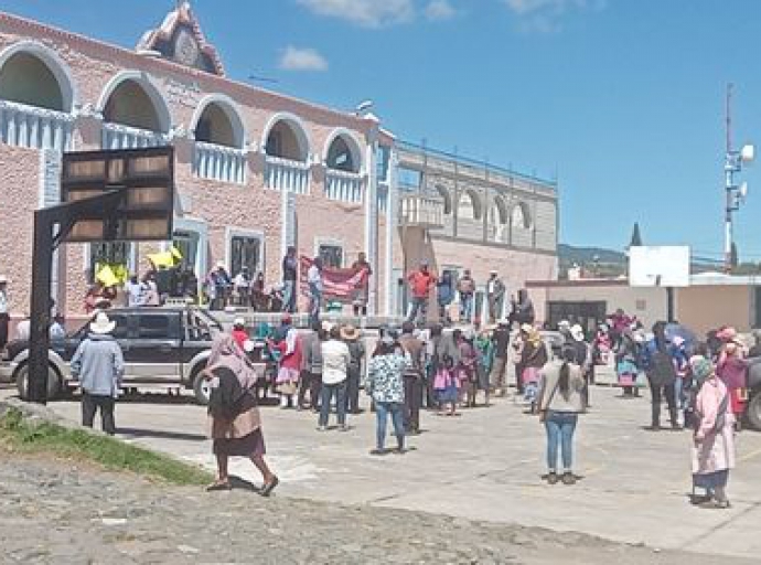 Habitantes de San Pedro Benito Juárez se manifiestan contra párroco de la iglesia por anomalías 