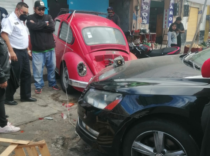 Borracho se impacta en pleno tianguis de Atlixco