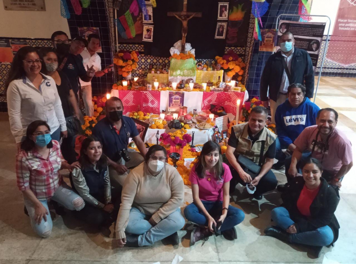 Realizan ofrenda en honor a comunicadore4s y reporteros de Atlixco 