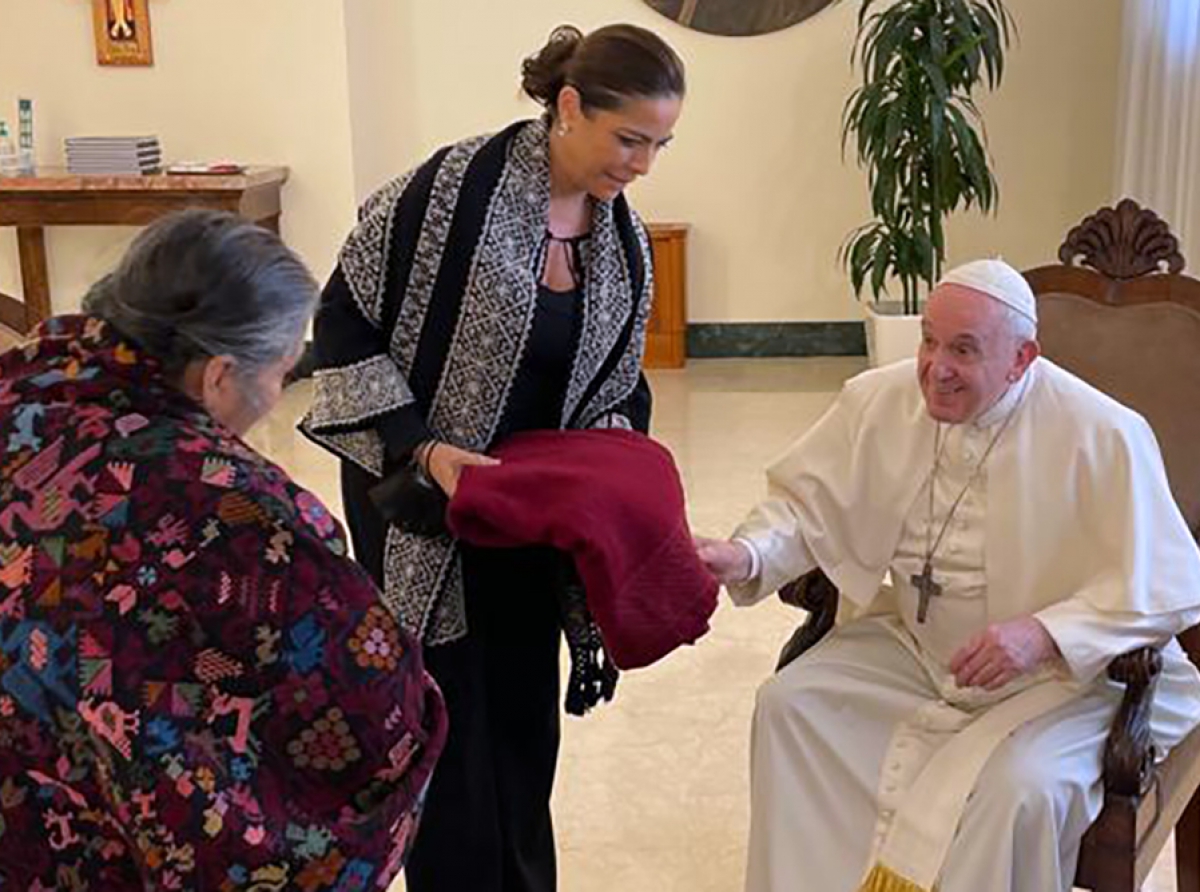 Recibe Papa Francisco a artesanas de Puebla y le dan virgen e barro policromado de Izúcar de Matamoros