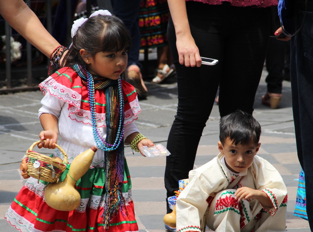 Año con año se pierde la tradición de vestir a los niños y niñas de inditos 