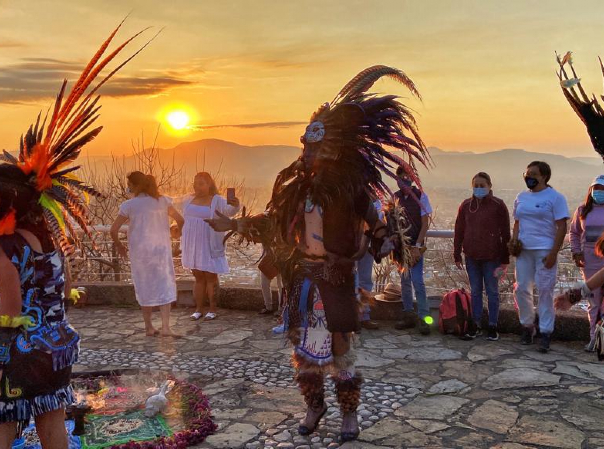  Atlixquenses se cargan de energía en el cerro de San Miguel como ritual de primavera 