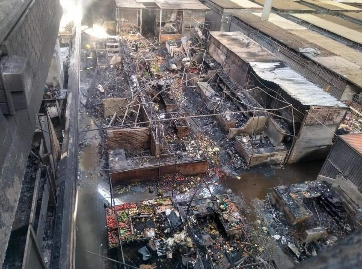 Incendio consume locales del mercado San Juan de Dios en Guadalajara 