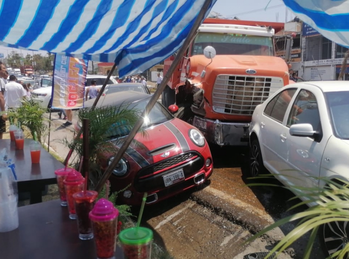 Camión de volteo se queda sin frenos y provoca carambola