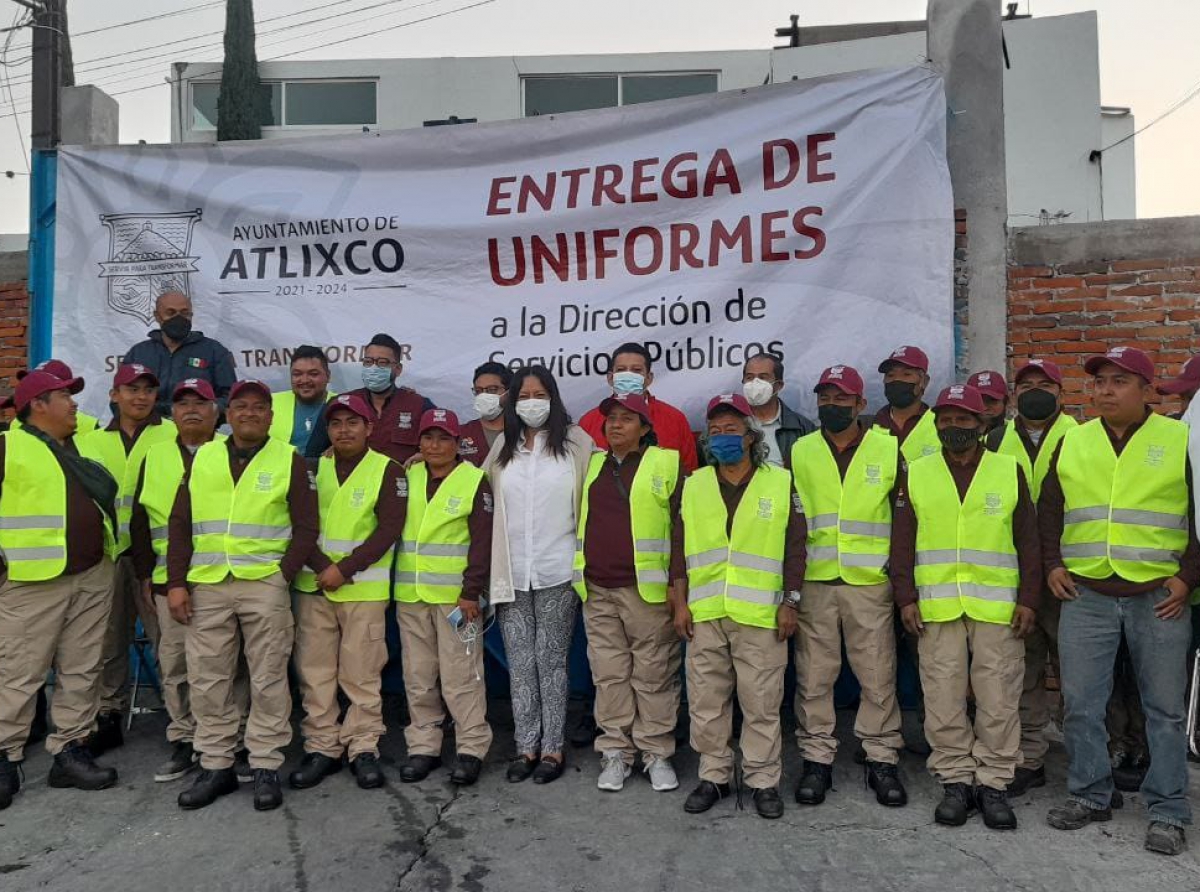 Recibe departamento de limpia de Atlixco uniformes y botas para laborar 