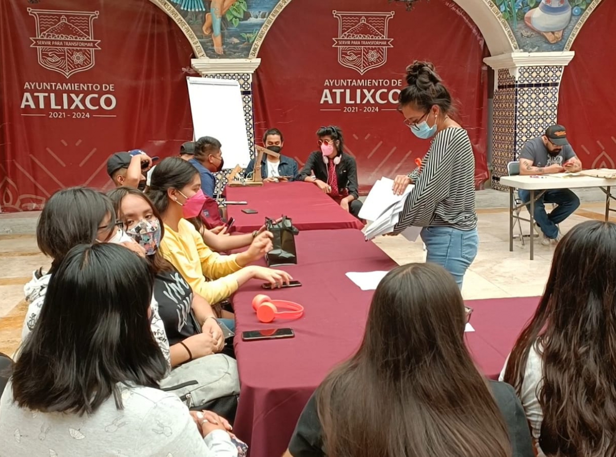 Realizan actividades de lectura entre estudiantes y niños de Atlixco. 