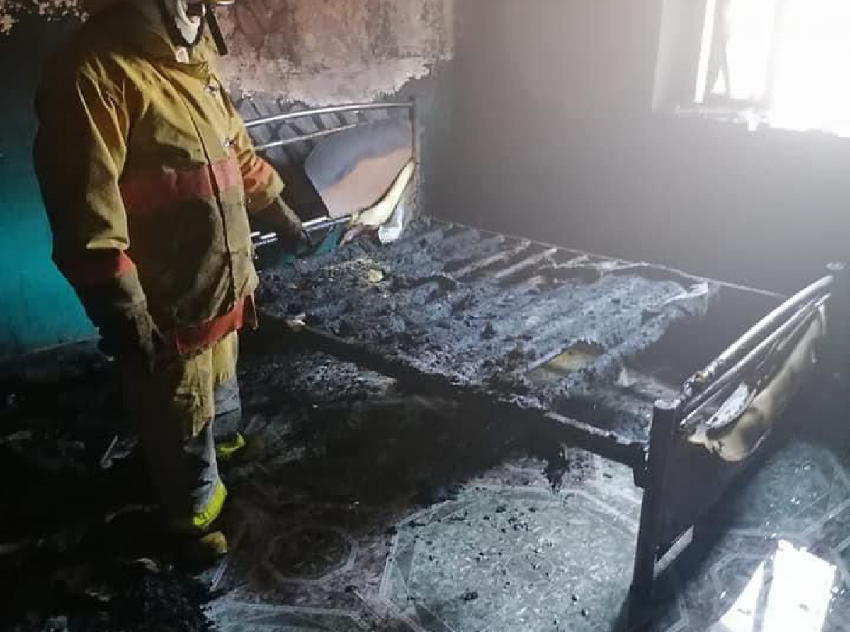 Intenta matar a su madre y prende fuego con todo y vivienda