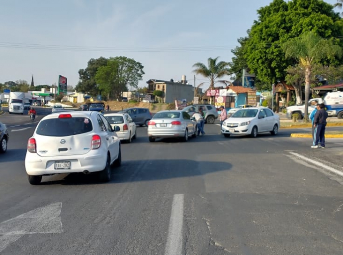 ¡De nuevo! Accidente en la asta bandera por ganarse el paso 