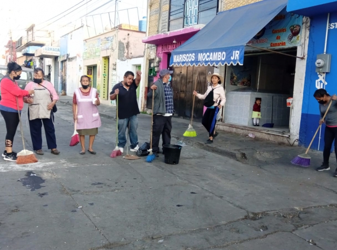 Habitantes y comerciantes se suman a lavar calles del tianguis 