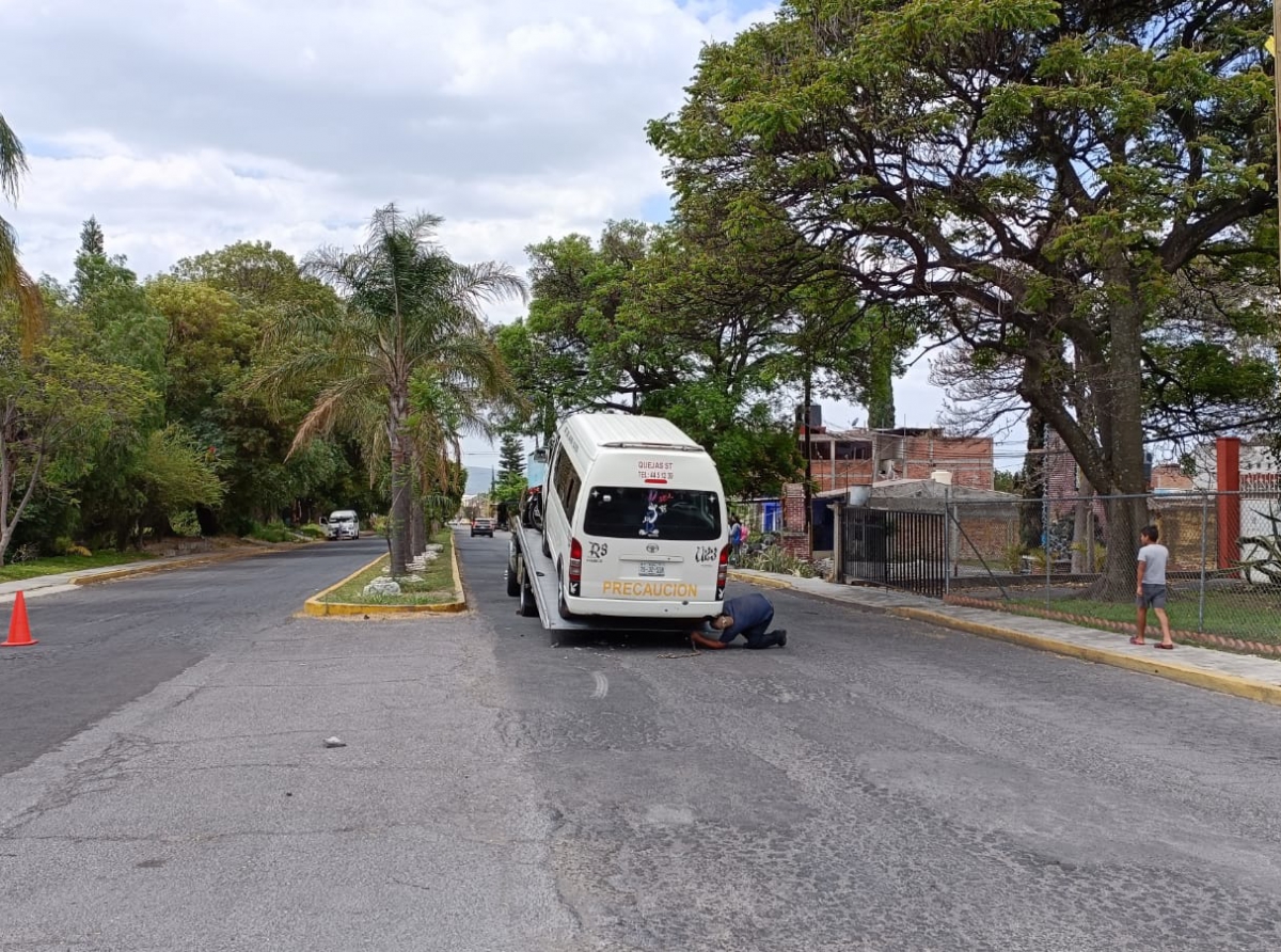 Se registra accidente vial en  Calzada Oaxaca, de nueva cuenta una unidad del transporte público se ve involucrado. 