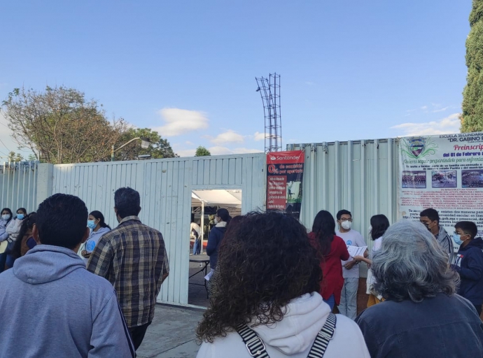 Largas filas desde las 4 de la mañana para que jóvenes reciban vacuna contra covid-19. 