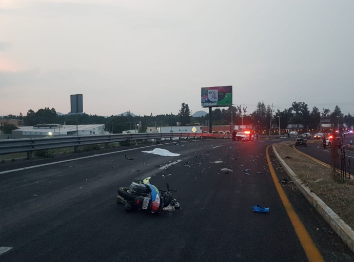 Muere motociclista al conducir en sentido contrario 