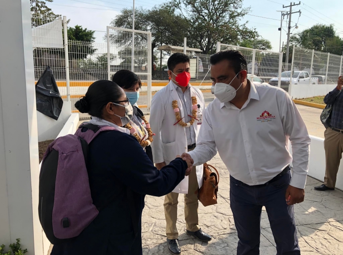 Se realiza entrega de material en el CESSA de Cacaloxúchitl.