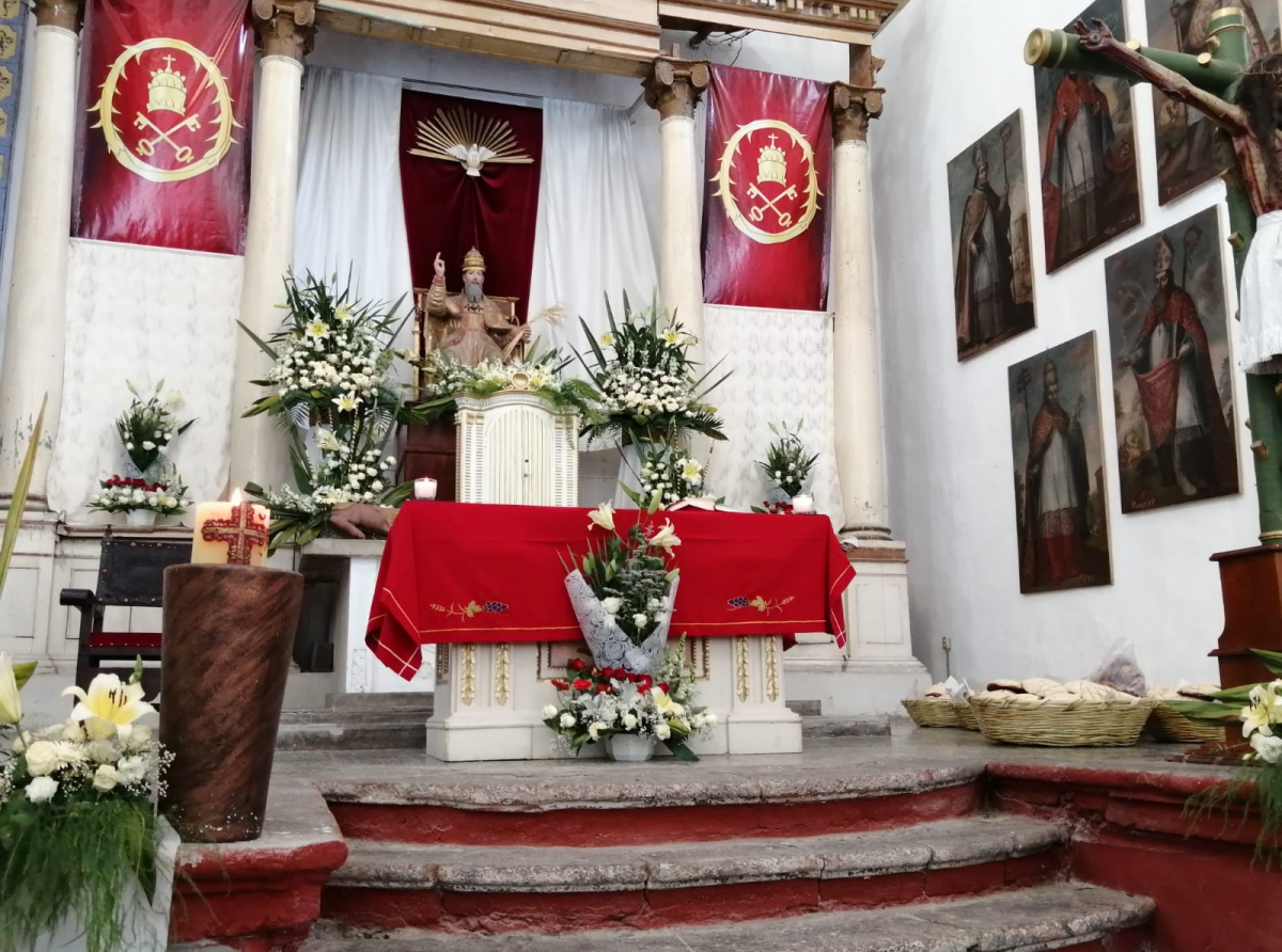 Con más de 400 piezas de pan celebran a San Félix Papa, Santo patrono de Atlixco. 