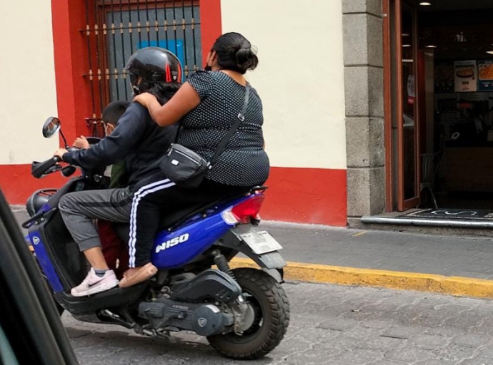 Motociclistas siguen violando la ley en Atlixco 