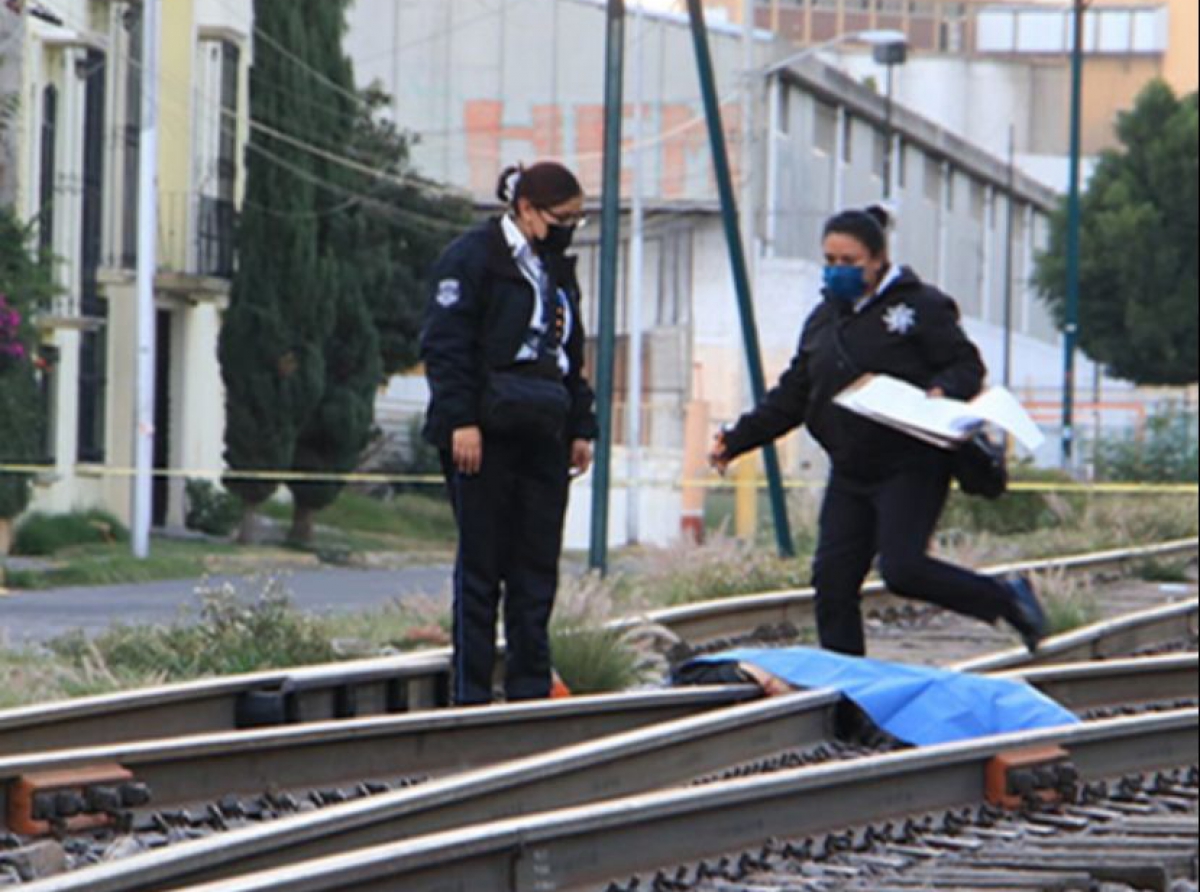 Muere hombre al ser partido a la mitad por el tren en San Felipe Hueyotlipan.