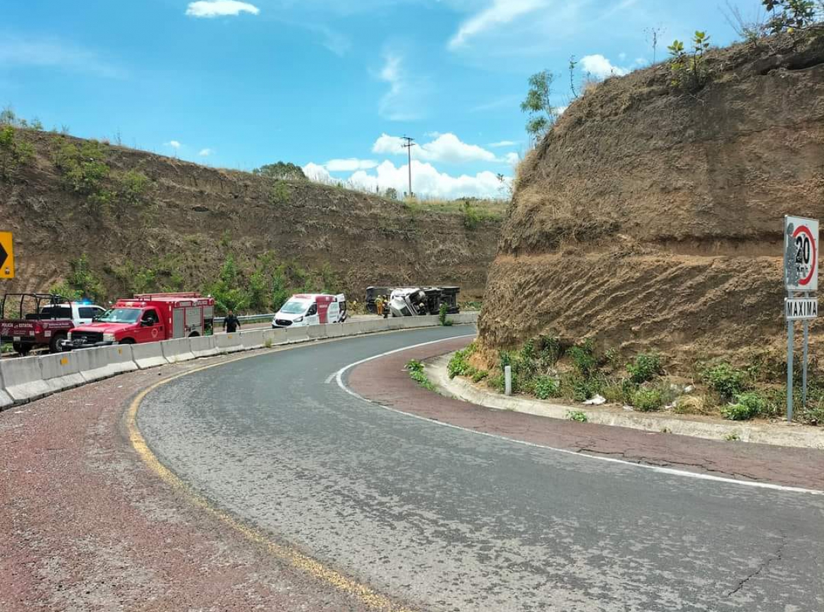 Volcadura de tráiler impide acceso a Atlixco 