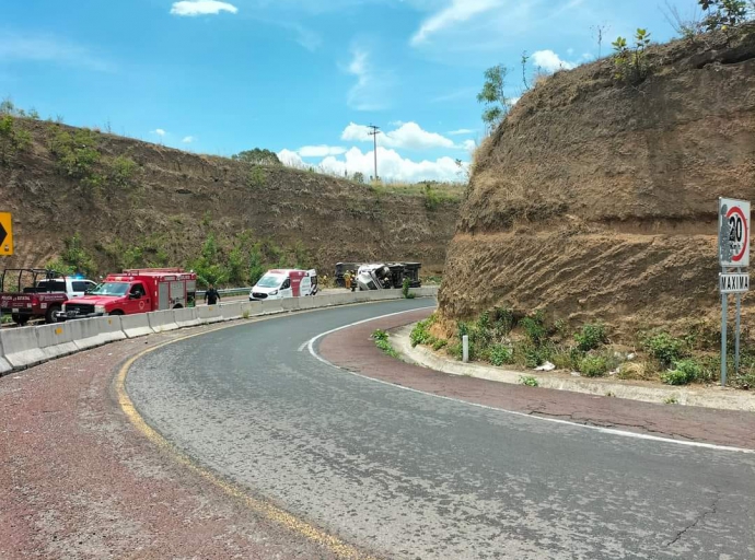 Volcadura de tráiler impide acceso a Atlixco 