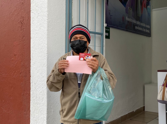 Atlixquenses acuden a registrarse a la Tienda de Abasto a bajo costo. 