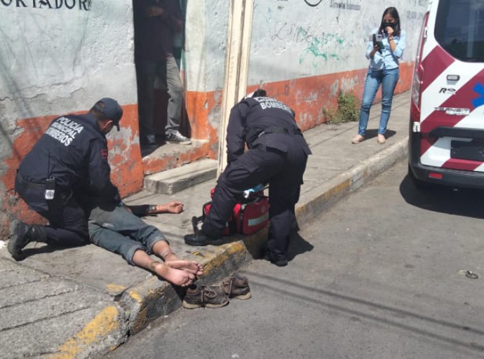 Masculino sufre aparatosa caída por estar bajo los influjos del alcohol en Atlixco 