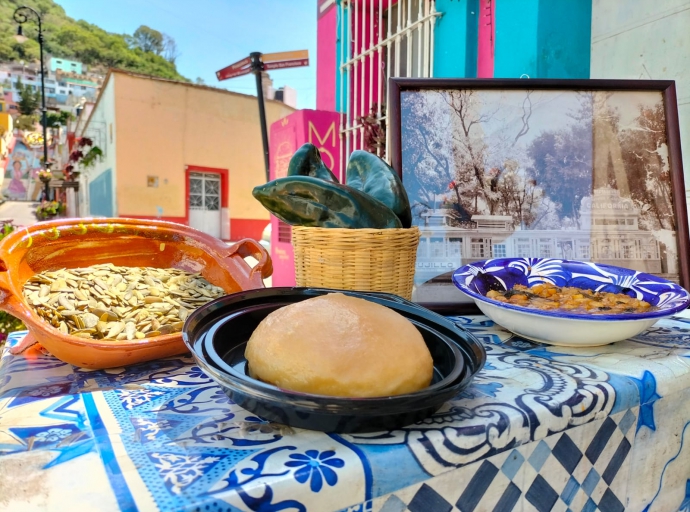 “Rajas fingidas” y “mollete poblano” platillos tradicionales atlixquenses que están siendo rescatados. 