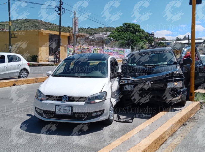 Ocurre choque de unidades por pasarse el rojo del semáforo en Atlixco 