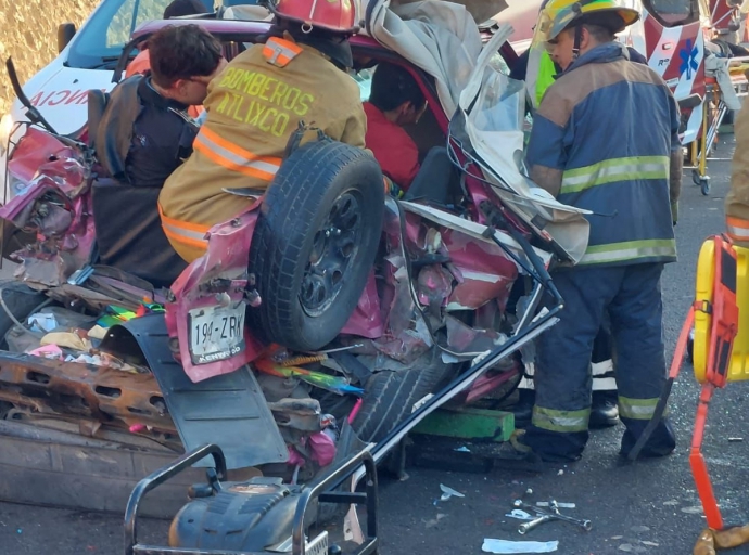 Un muerto y cuatro heridos deja choque en puente de Los Molinos