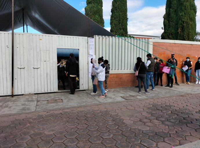 Jóvenes acuden a recibir su segunda dosis contra el covid, gran número de asistentes