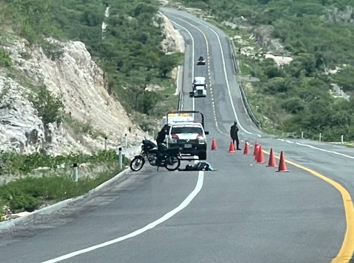 Buscaban a adulto mayor, lo encuentran atropellado por motociclista en libramiento Tepeojuma-Agua Dulce, ambos murieron