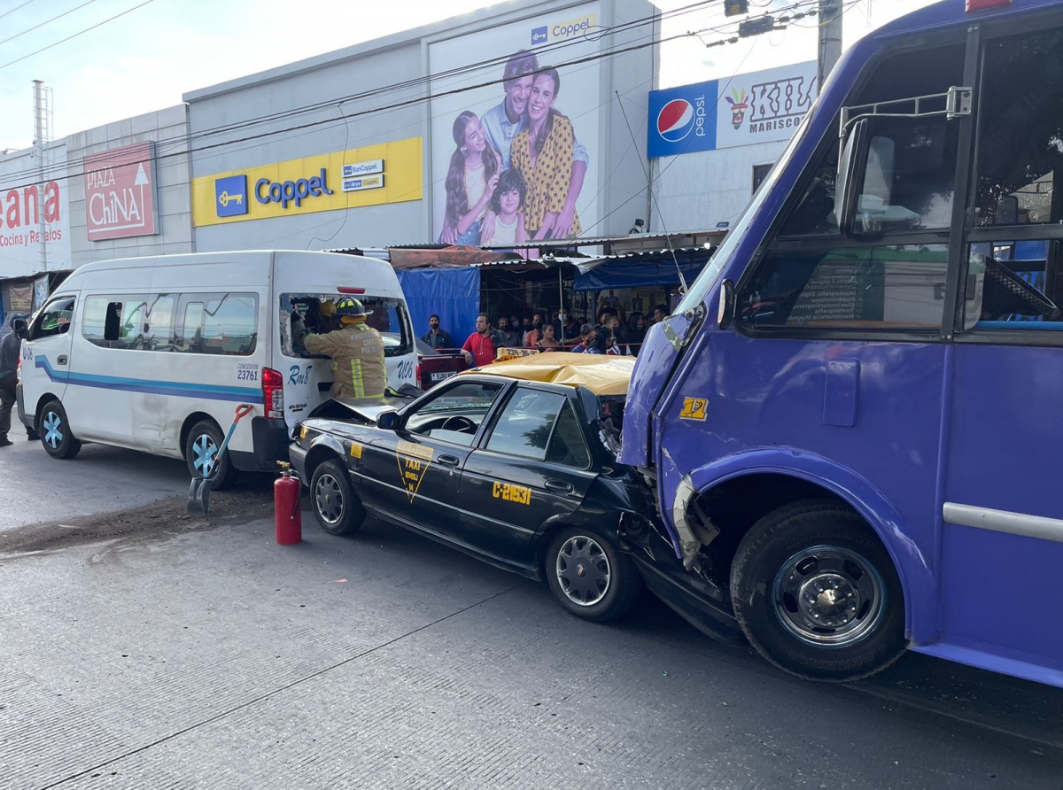 Carambola en la CAPU entre dos camiones, tres taxis y autos particulares deja 50 lesionados
