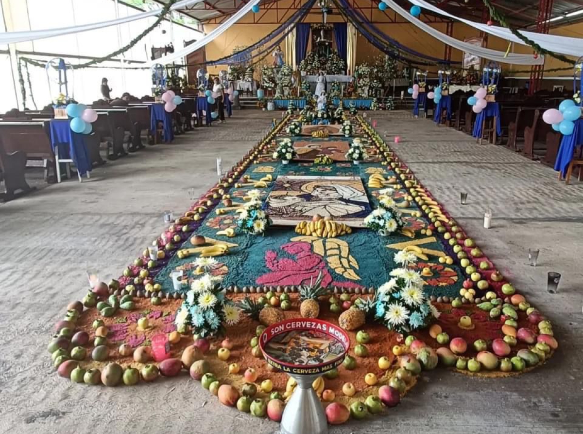 Con tapetes monumentales de semillas y aserrín conmemoran el tránsito de la virgen en Huaquechula 