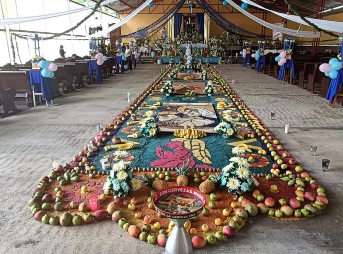 Con tapetes monumentales de semillas y aserrín conmemoran el tránsito de la virgen en Huaquechula 