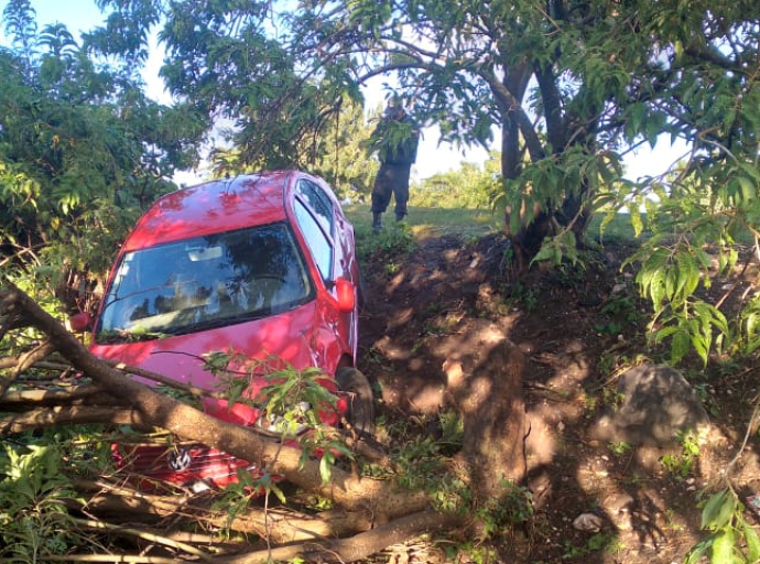 Encuentran coche chocado en carretera de Atlixco 