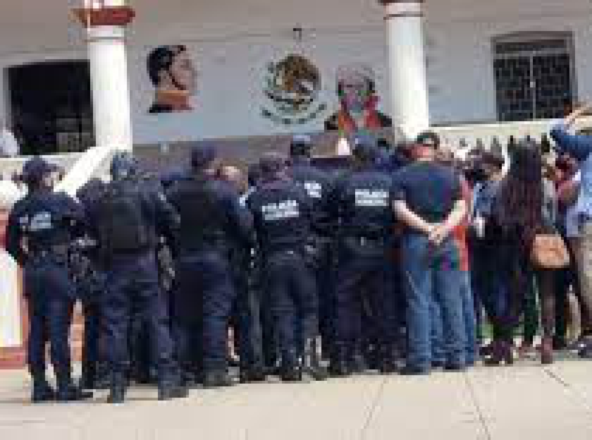 Familiares de policías detenidos en Acatlán piden apoyo a AMLO 