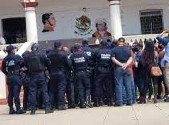 Familiares de policías detenidos en Acatlán piden apoyo a AMLO 