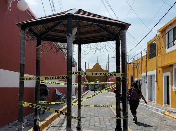 Instalan mobiliario para la zona peatonal de calle Nicolás Bravo