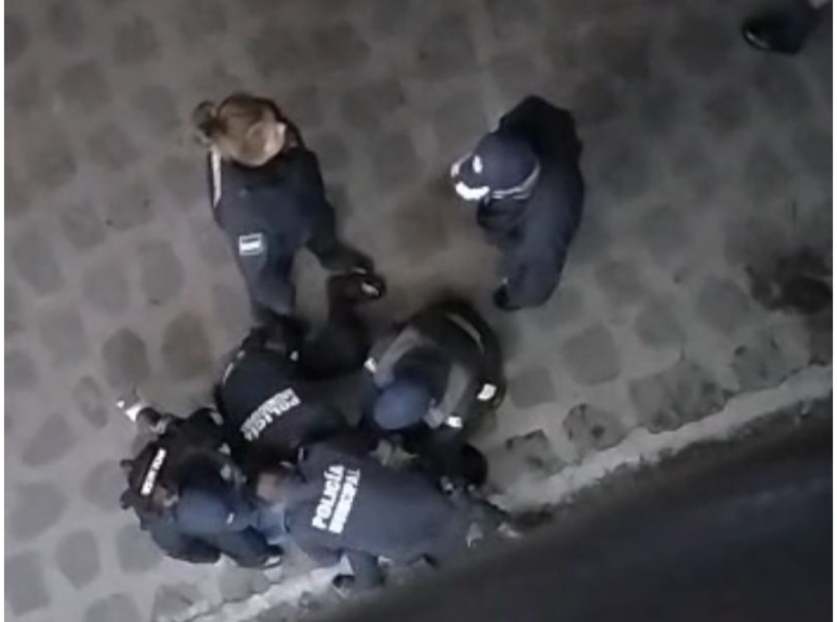 Policías municipales de Chignautla golpean a un joven 