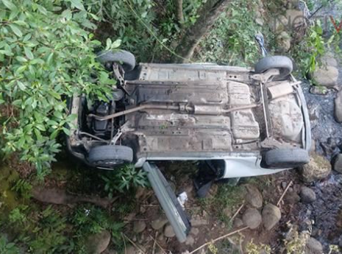 Conductor se vuelca a la barranca y muere prensado por su propio auto