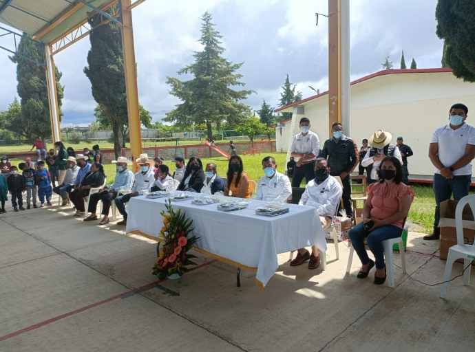 Realizan barda perimetral para protección de la escuela primaria en Coatepec 