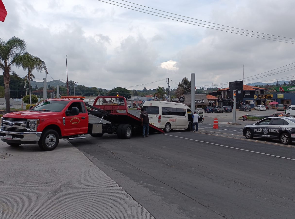 Transporte público se impacta contra semáforo en Atlixco 