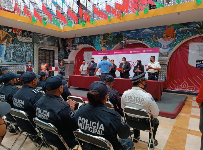 Reconocen a policías municipales de Atlixco con estímulos económicos 