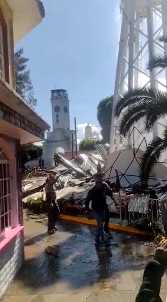 Colapsa tanque elevado en Temaxcalac y deja dos personas sin vida 