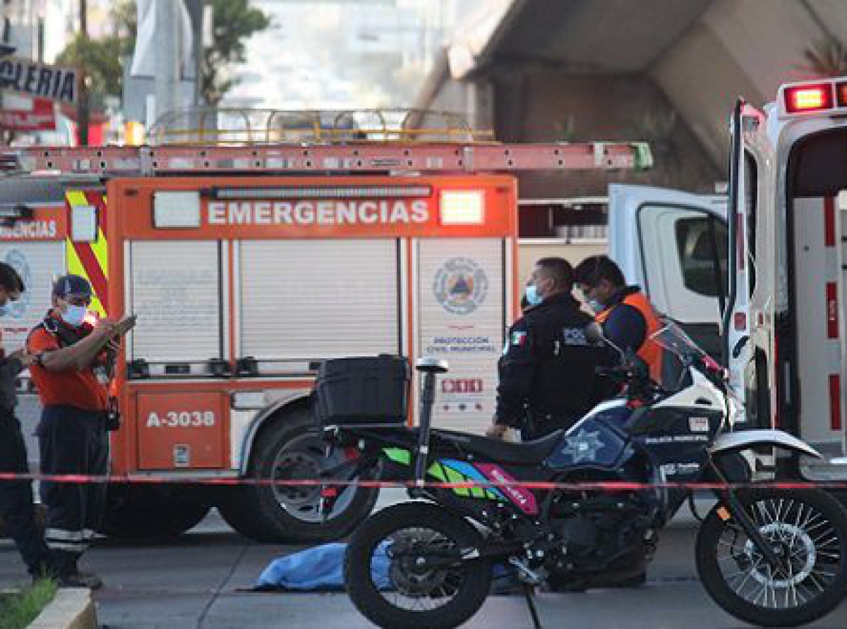Mujer muere al lanzarse de un puente en Calzada Zaragoza 