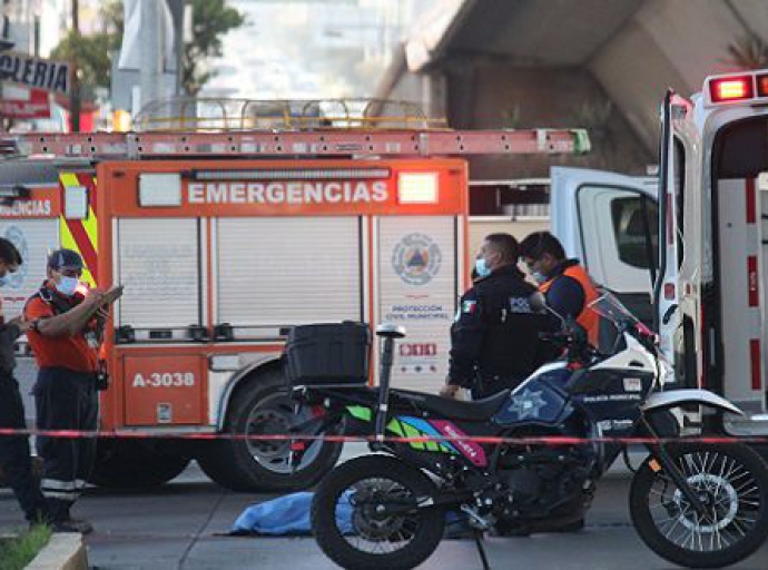 Mujer muere al lanzarse de un puente en Calzada Zaragoza 