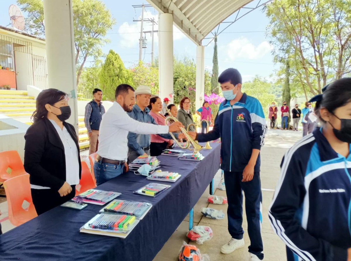 Reyes Domínguez atiende necesidades de la telesecundaria “Lázaro Cárdenas”